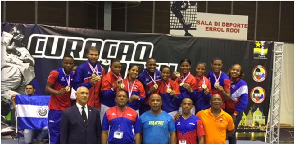 La selección nacional de karate, en ambas ramas, junto al cuerpo técnico y delegado, luego de haber ganado 12 medallas, incluyendo 10 de oro en el Open de Curazo.