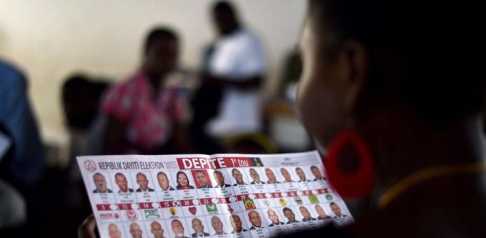 Proceso. Una persona observa una boleta electoral durante las pasadas elecciones de octubre.