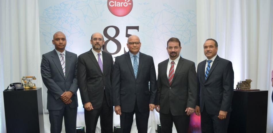 Ofrendas. Ejecutivos de la empresa de telecomunicaciones Claro son vistos aquí ayer en medio de la celebración entusiasta de los 85 años de operaciones de la Compañía Dominicana de Teléfonos.
