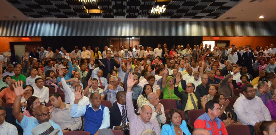 Reunión. Los profesores de la UASD realizaron ayer una asamblea en la que acordaron levantar el paro docente.