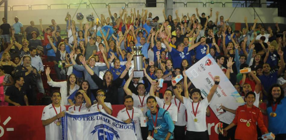 Jugadores, técnicos y seguidores del equipo del colegio Notre Dame, campeón de la quinta edición del Intercolegial Claro de Futsal Masculino.