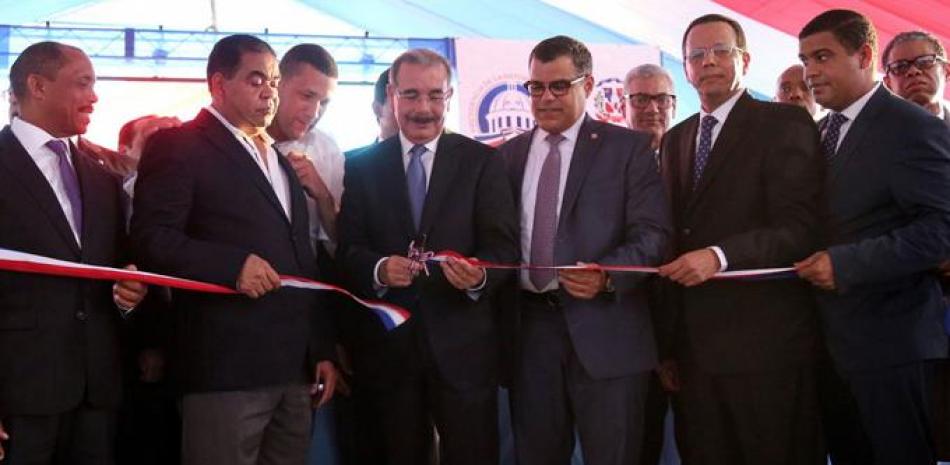 Acto. El presidente Danilo Medina deja inaugurada la escuela Socorro Sánchez, del municipio Villa Altagracia.
