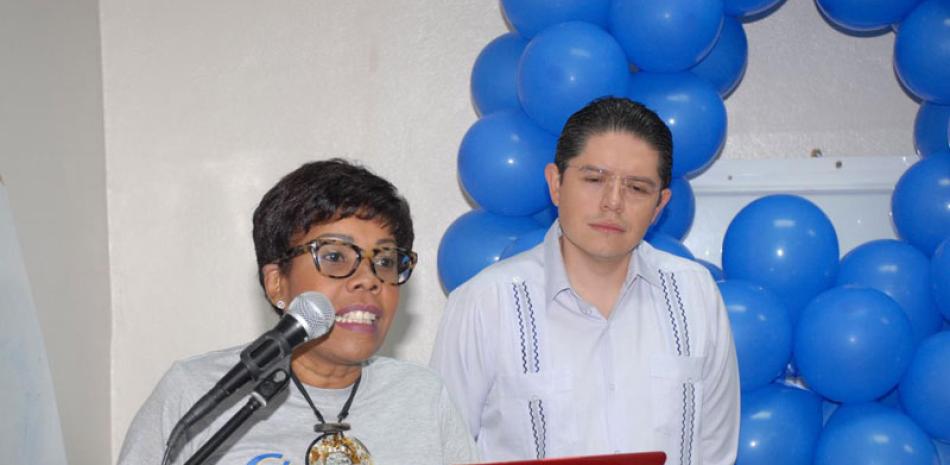 La doctora Dolores Mejía, presidenta de la Sociedad de Endocrinología durante el acto de lanzamiento de globos