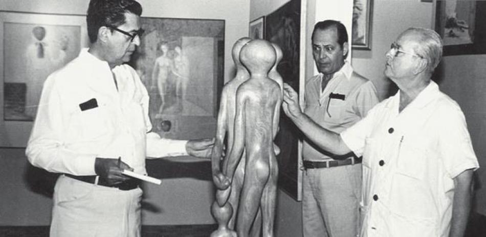 Don Eduardo León Asensio y Guillermo León Asensio junto a un especialista en la exposión del Primer Concurso de Arte "Eduardo León Jimenes."