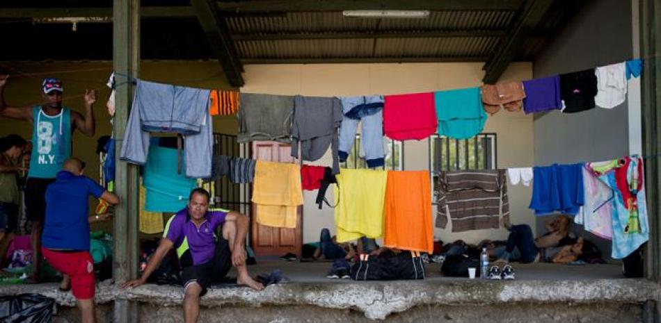 Migrantes cubanos descansan cerca de la oficina de migración en Peñas Blancas, Costa Rica, el martes 17 de noviembre de 2015.
