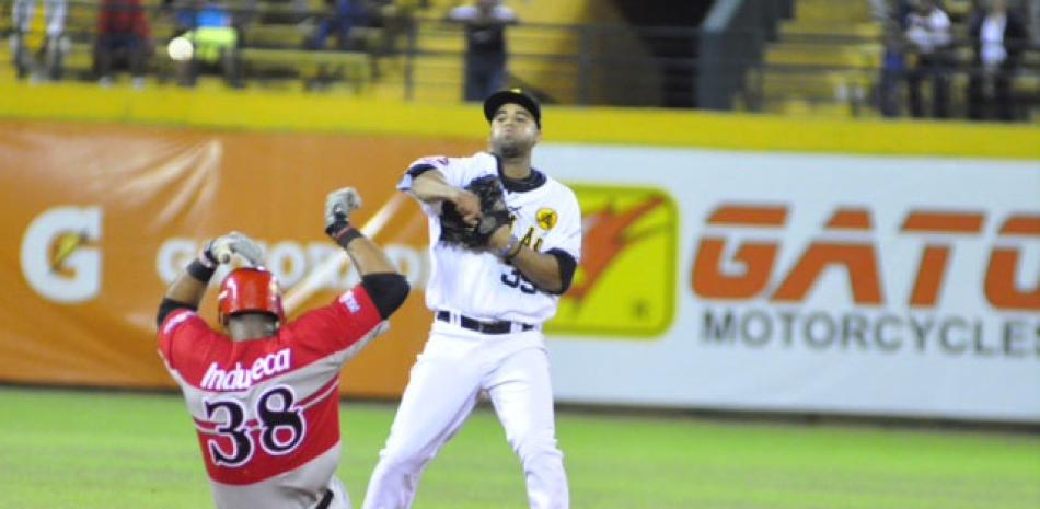 Jimmy Paredes, del Escogido, es forzado en la segunda base en el partido que los Leones le ganaron a las Águilas 3-2.