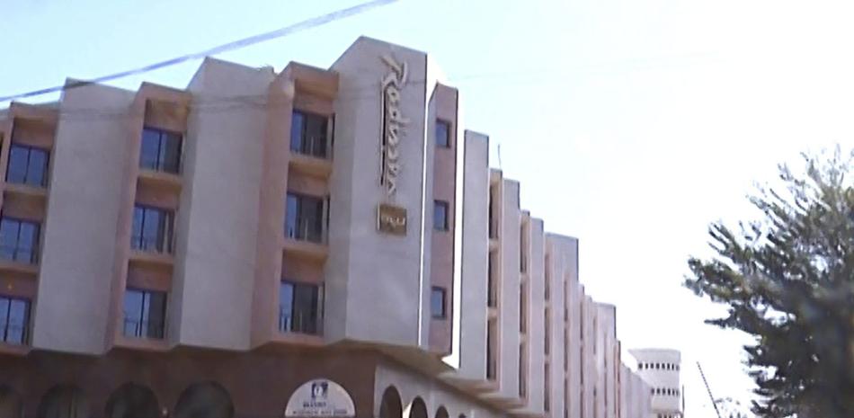 Captura de video facilitada por Africable Televisión que muestra a personal militar de Mali asegurarando los alrededores del hotel de lujo Radisson Blu en Bamako, Mali, el 20 de noviembre del 2015.