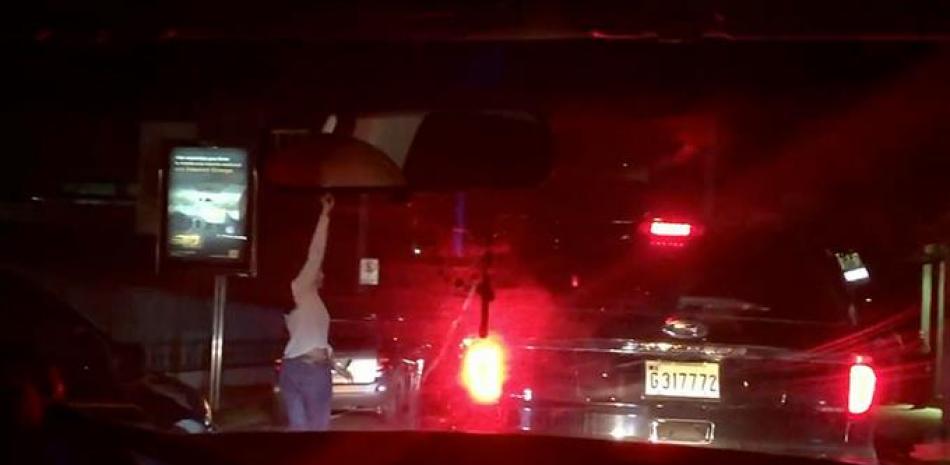 Video. Fotografía tomada del video captado por un conductor y que muestra el momento cuando la mujer realizaba los disparos.