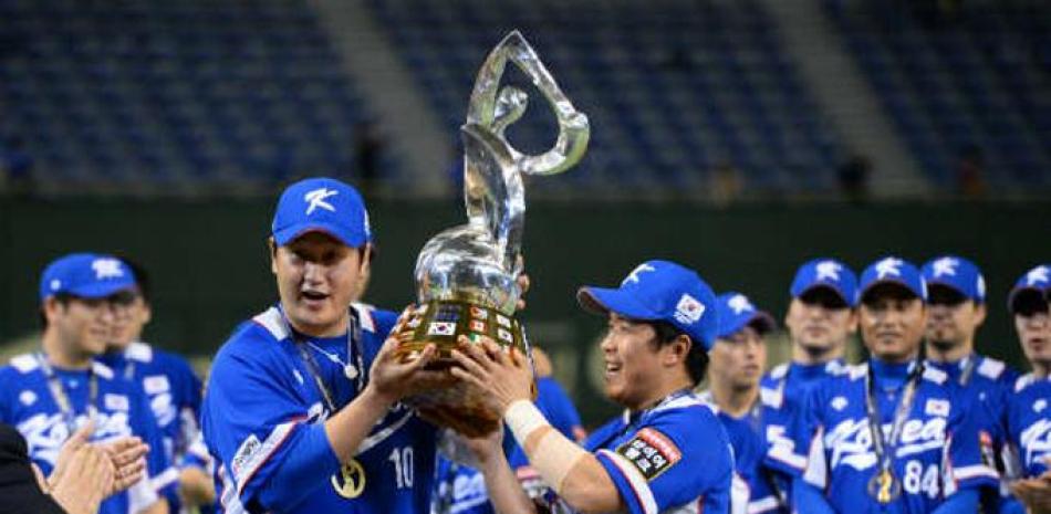 Monarcas. Jugadores del equipo de Corea sostienen el cetro que conquistaron ayer en Premier 12