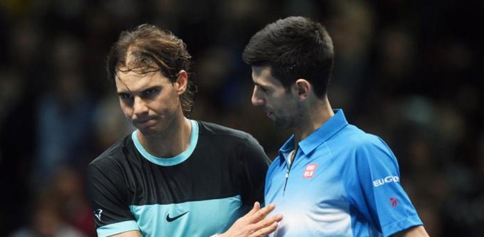 Novak Djokovic y Rafael Nadal se saludan luego que el primero se impusiera en dos sets corridos en una de las semifinales del Masters de Londres.