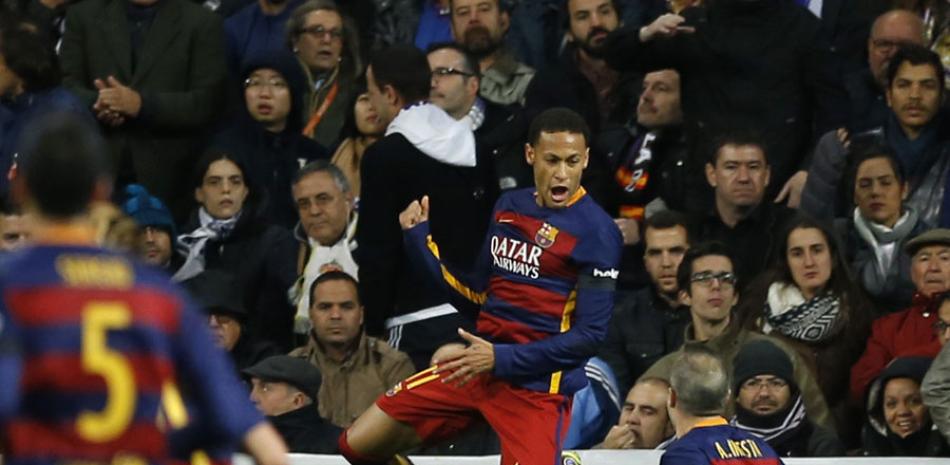 Sumando. El jugador del Barcelona, Neymar, líder anotador de su equipo, festeja un gol contra Real Madrid durante el “Clásico” de a liga española ayer sábado, en cancha del Madrid.