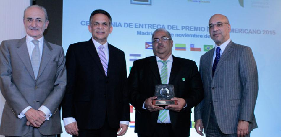 Chanel Rosa Chupany recibe la estatuilla Premio Iberoamericano a la Calidad en Casa de Las Américas, Madrid, España.