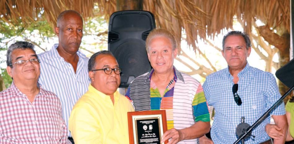 Entrega. Ángel Rondón recibe una placa de reconocimiento de una promoción de profesionales de la UASD.