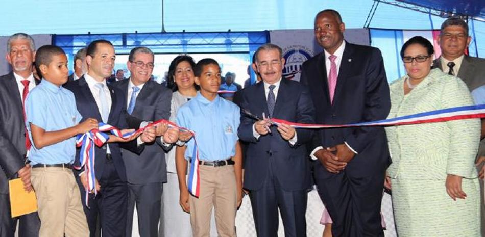 El presidente Danilo Medina deja inaugurada la escuela básica San Isidro Labrador, con inversión de RD$76.9 millones.