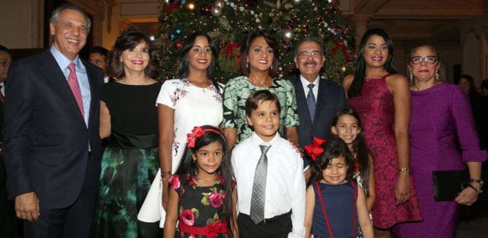 Fiesta. El presidente Danilo Medina, su esposa Cándida Montilla de Medina y sus hijas Vanessa y Ana Paula, encendieron el arbolito de Navidad en el Palacio Nacional en compañía de funcionarios.