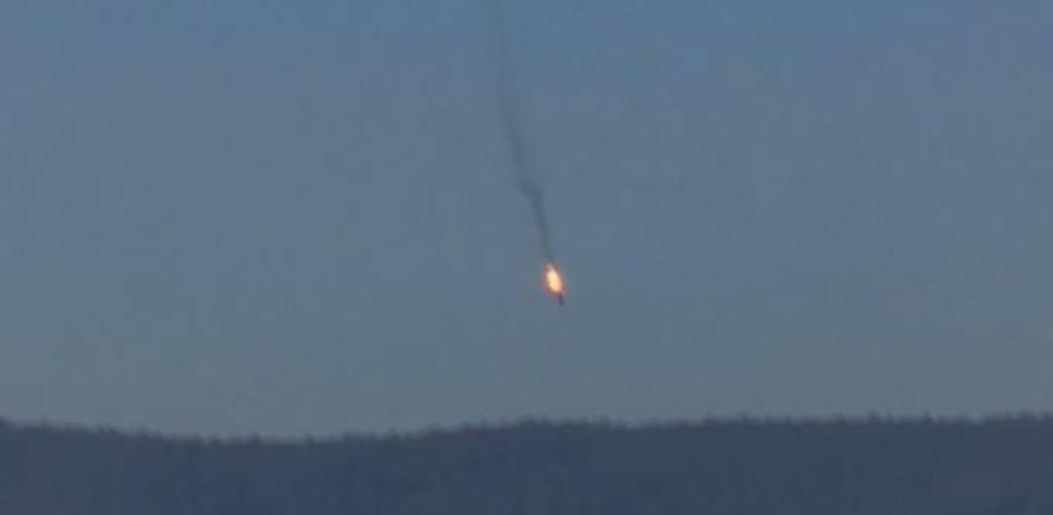 Esta imagen tomada de un video de la televisora Haberturk, muestra un avión de guerra ruso en llamas antes de estrellarse contra un cerro visto desde la provincia Hatay, Turquía, el martes 24 de noviembre de 2015.
