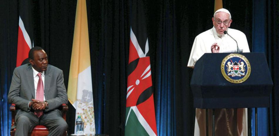 Visita. El papa Francisco junto al presidente keniano, Uhuru Keniata, durante su intervención en casa de la Independencia de