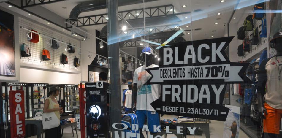 Ofertas. En el "viernes negro" muchos comercios bajan el precio de la ropa, los zapatos y otros artículos.