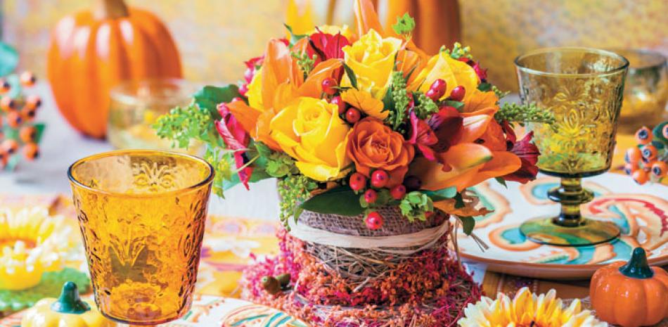 Adornos. Las flores y frutas son el recurso por excelencia para el montaje de una mesa fuera de serie que permita celebrar la fecha con elegancia y vistosidad.