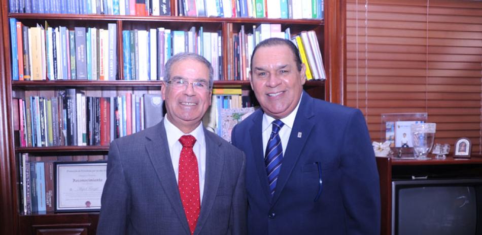 El nuevo embajador de Israel en el país, Daniel Saban, durante su visita ayer al director de Listín Diario, Miguel Franjul.