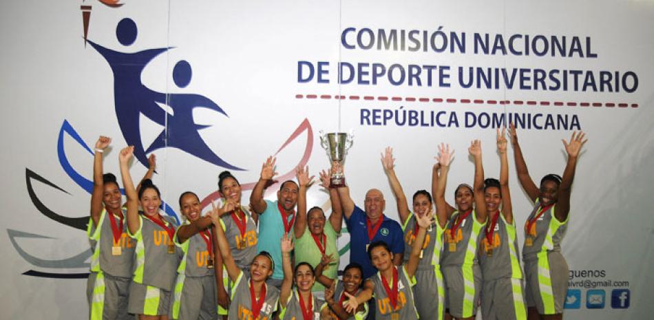 El equipo femenino de la UTESA celebra la obtención de la copa de campeones del basket Universitario.