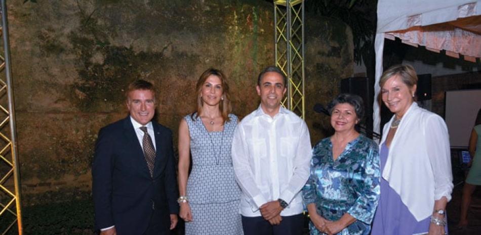 James Brewster, Monserrat de Espaillat, Antonio Espaillat, Ileana Ornes y Carolyn Rose Ávila.