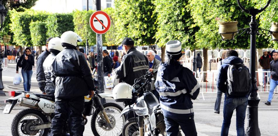 Agentes policiales patrullan la avenida principal de Túnez el jueves 26 de noviembre de 2015.