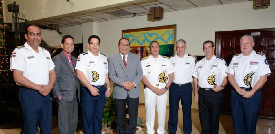 Encuentro. Los Auxiliares navales fueron recibidos por el director del Listín Diario, Miguel Franjul (al centro) ; y el periodista, Román Pérez Reyes (segundo desde la izquierda)