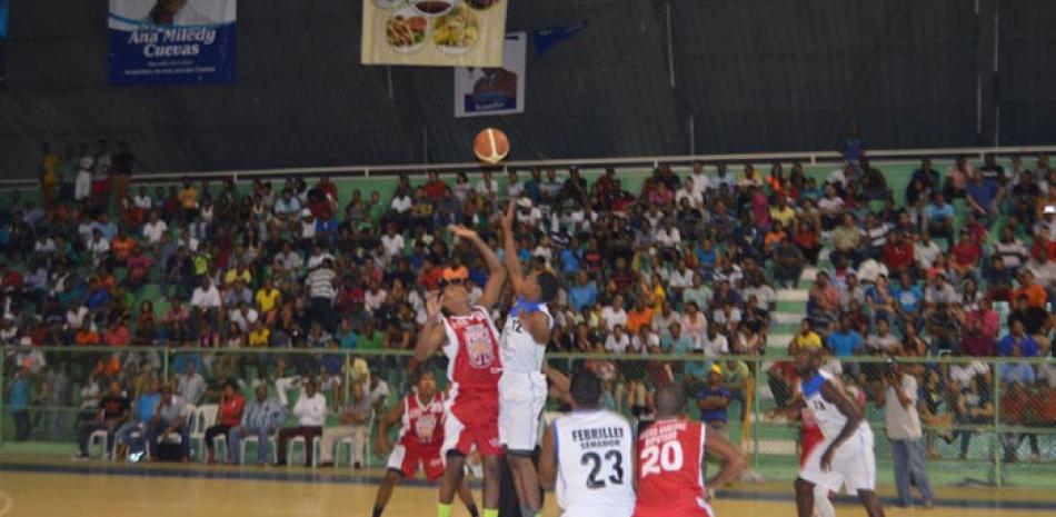 Un momento de acción de uno de los partidos semifinalistas del torneo de baloncesto de San Cristóbal.