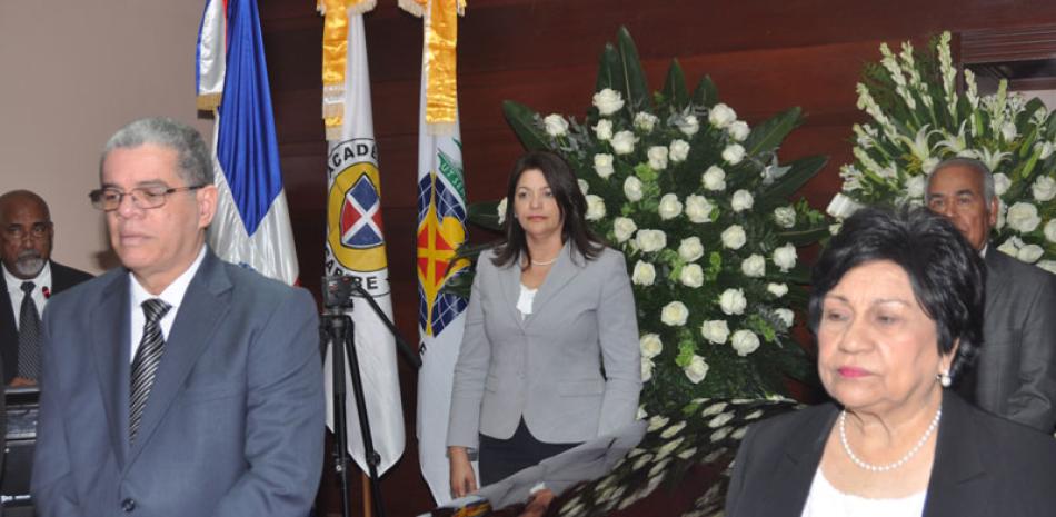 Funerales. Los ministros de Educación, Carlos Amarante Baret, y de Educación Superior, Ligia Amada Melo, montaron una guardia de honor de honor durante las honras fúnebres realizadas al mediodía de ayer en el MESCYT.