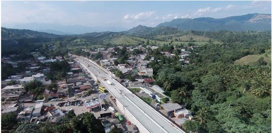 Estructura. El elevado en la autopista Duarte sobre el cruce de Piedra Blanca sobrebasa el 93%, dijo el ministro Gonzalo Castillo.