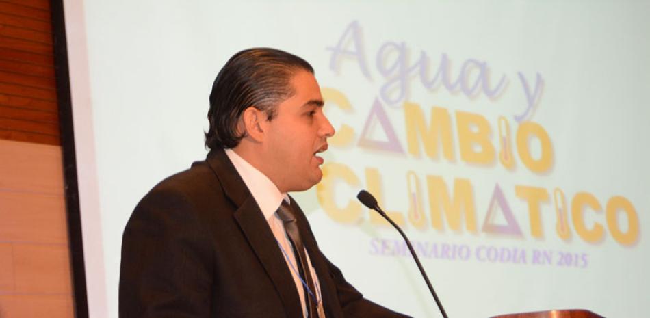 Preocupación. El presidente del CODIA, Francisco Mosquea, habló ayer en el seminario "Agua potable y cambio climático".