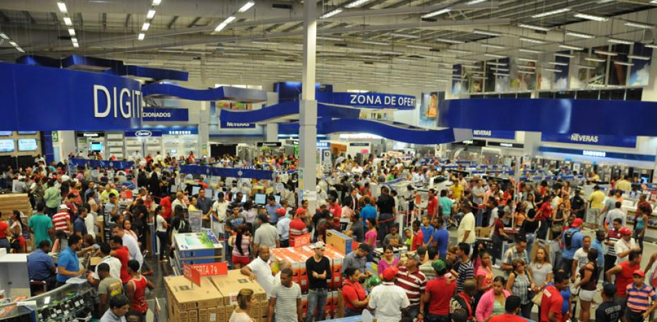 Miles de clientes acudieron a las tiendas de la capital ayer, atraídos por las ofertas y rebajas aplicadas en la venta de artículos para el hogar y ajuares necesarios.