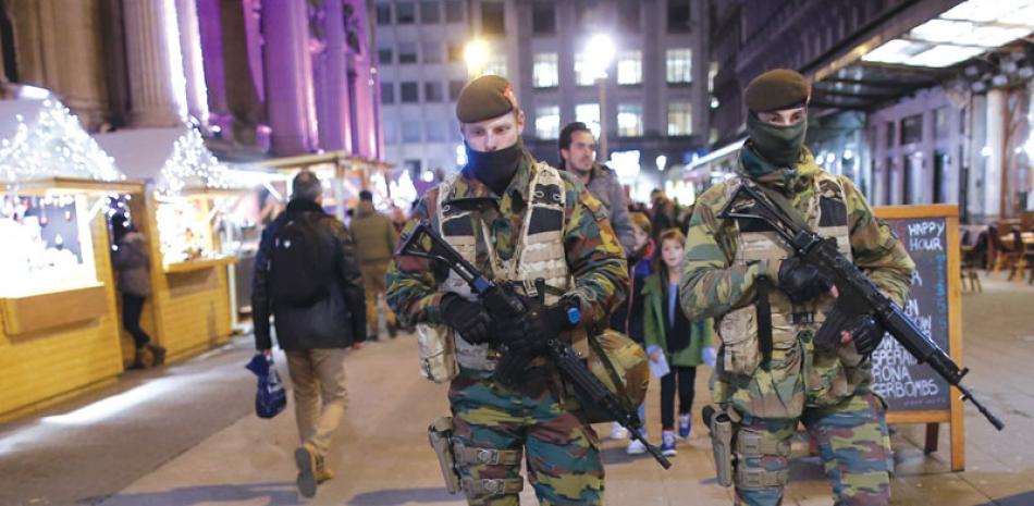 Crisis. Soldados belgas vigilan una calle de Bruselas.