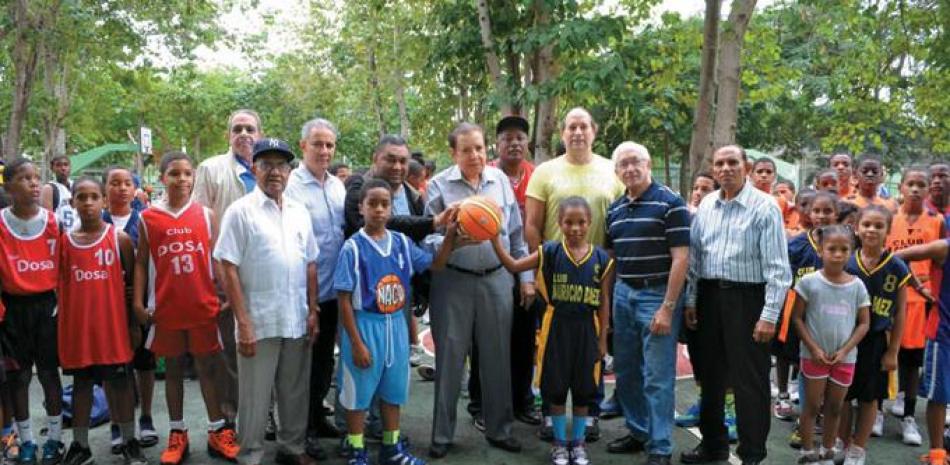 Yoel Adames aparece junto Vinicio Flavio Lembert Fermín, y directivos de Asonaliclu e inmortales del deporte, durante el saque de honor en la apertura del torneo de minibasket.