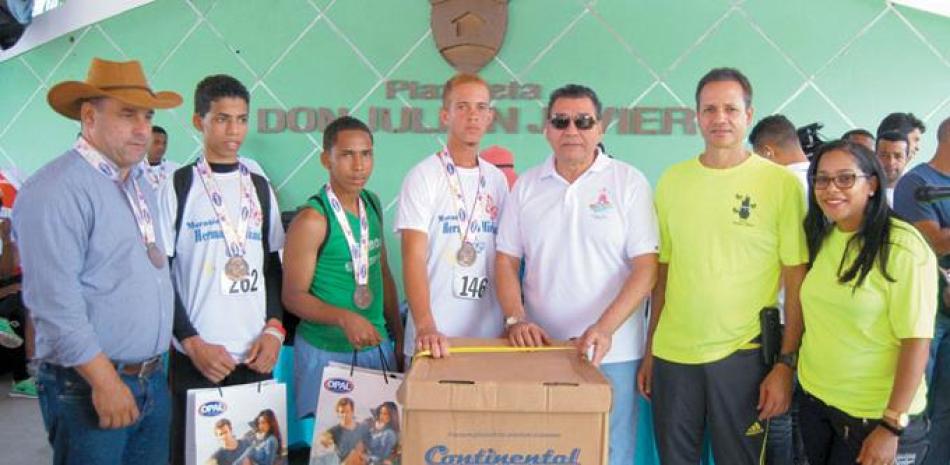 Ganadores de los primeros lugares del Maratón Hermanas Mirabal por la No Violencia Contra la Mujer celebrado este sábado en Tenares.
