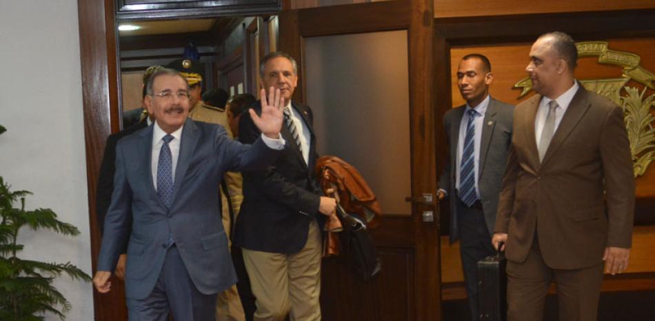 El presidente Danilo Medina saluda antes de abordar el avión que lo llevará a París, Francia, para participar en la Conferencia Internacional de Cambio Climático.