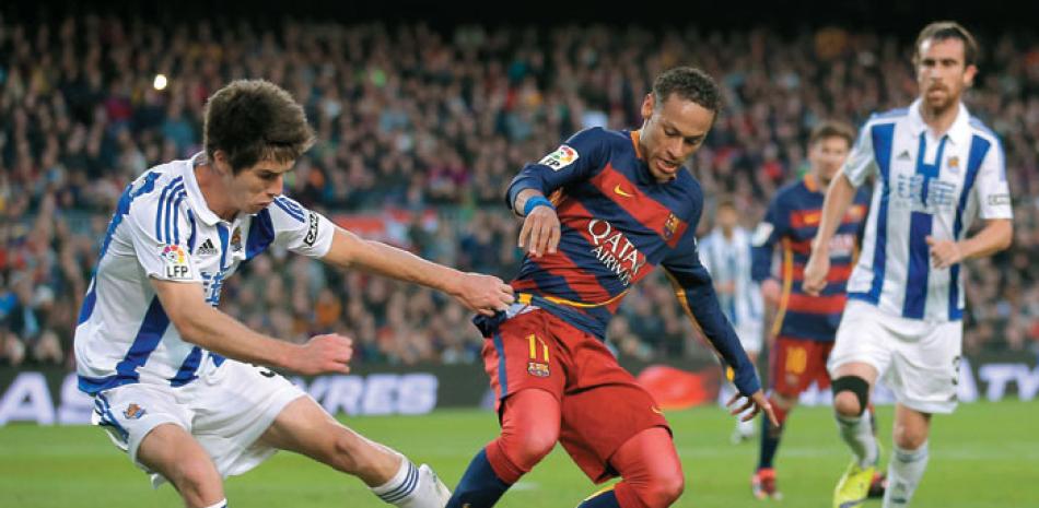 Neymar, a la derecha, del Barcelona, disputa un balón con Mikel Gonzalez, del Real Sociedad, durante el partido de ayer en la liga española de fútbol en el estadio Camp Nou.