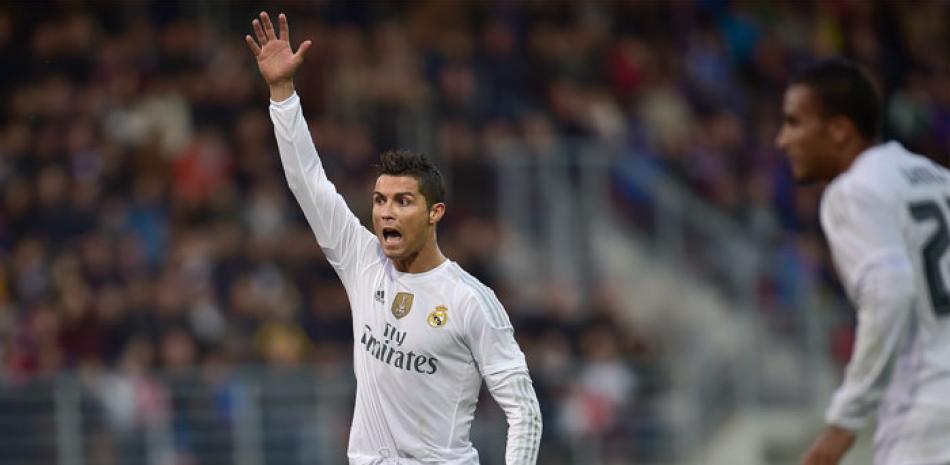 Cristiano Ronaldo, del Real Madrid, protesta durante el partido de ayer.