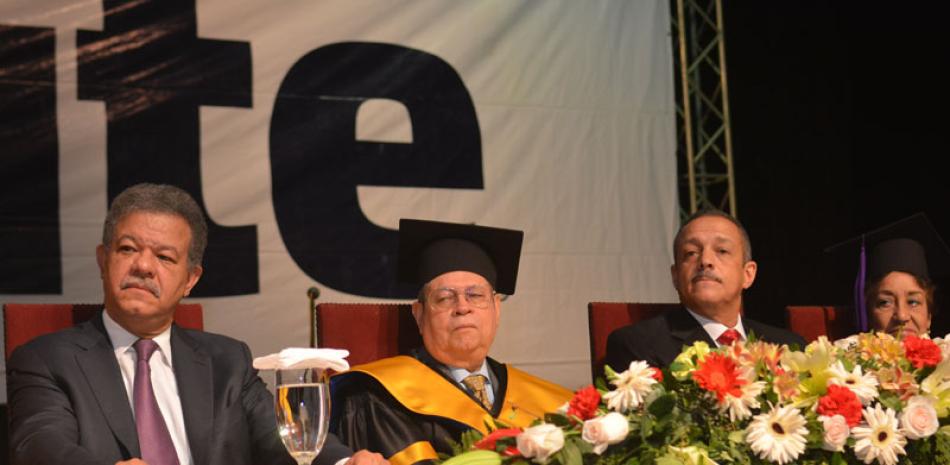 Investidura. El rector Nicolás Almánzar García, Daisy Ventura y el expresidente Leonel Fernández.