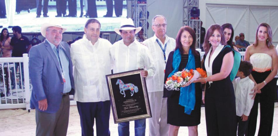 Mario Heinsen y Gaetano Pellicce entregan un reconocimiento póstumo a la familia del caballista Zoilo Hernández.