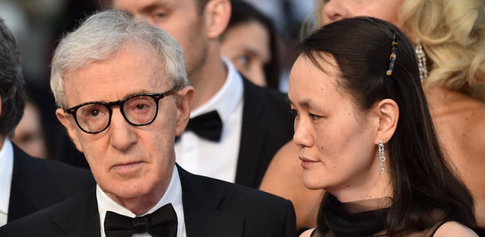 Pareja. El director Woody Allen y su esposa, Soon-Yi cuando arribaban al estreno de filme “Irrational Man”, en Cannes.