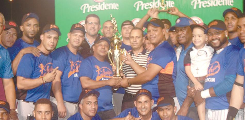 Garibaldy Bautista y Rafael García premian al equipo Los Gráficos, campeón del torneo Junior-A de softbol del Distrito Nacional.