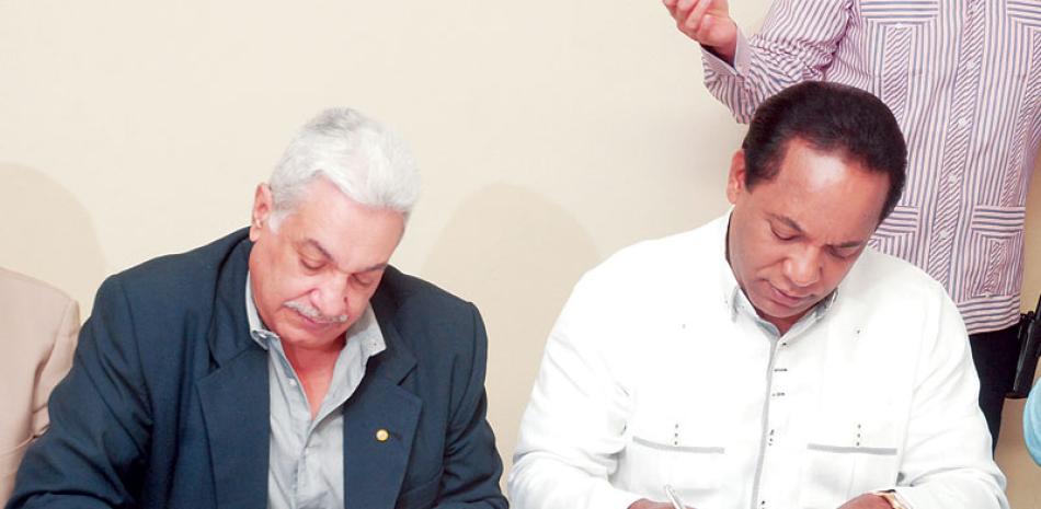 Acto. Pedro Musa y Jorge Radhamés Zorrilla firman el convenio.