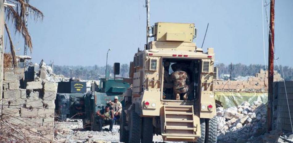 Bombardeos. Soldados iraquíes durante una operación llevada a cabo ayer en el poblado de Husaybah, cerca de Ramadi (Irak).