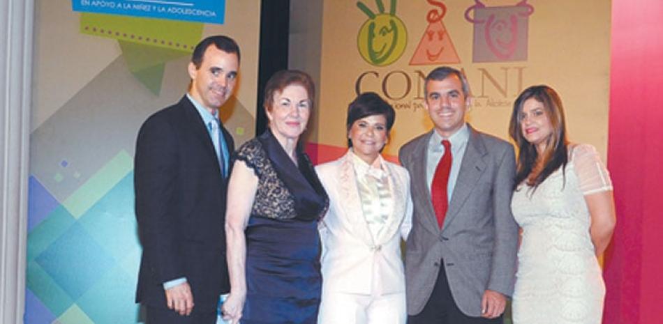 Carlos Hernández Guzmán, Sonia Guzmán, Kirsys Fernández, Iván Hernández y Biby Grullón de Hernández.