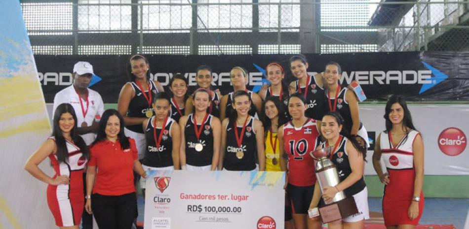 Integrantes del equipo del Colegio New Horizons durante la premiación del torneo Intercolegial Claro de Voleibol Femenino por Olga Santos y Milagros Cabral.