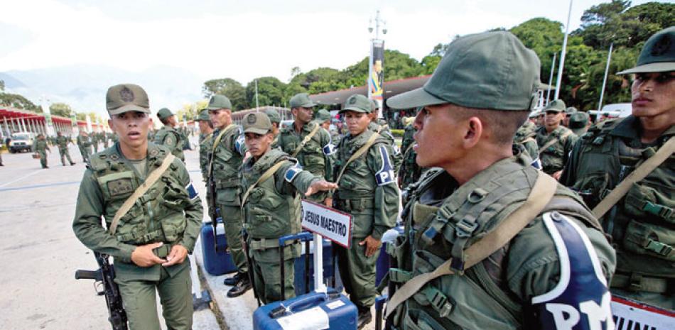 Seguridad. Soldados venezolanos custodian los materiales de votación durante su traslado.
