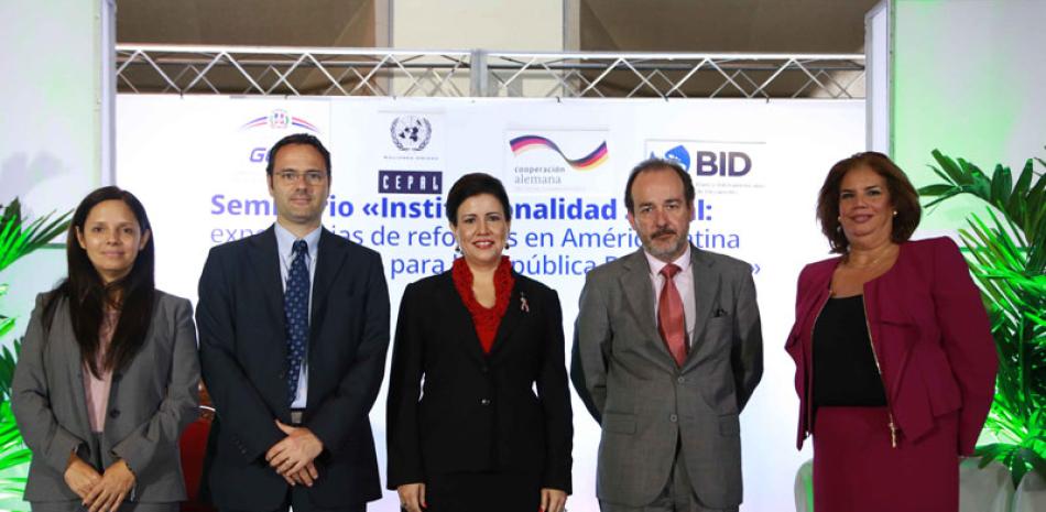 Mesa. La vicepresidenta Margarita Cedeño (centro), junto a Simone Cechini, Rodrigo Martínez, Rosa Suárez y Monica Rubio.