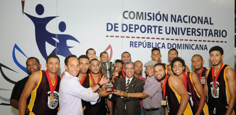 El rector de la UNEV, Wilfredo Mañón Rossi junto a parte de los atletas ganadores en el torneo de atletismo de los Juegos Universitarios.